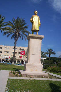 تونس الخضراء تمثال%2Bبورقيبة%2Bصغيرا%2Bمازال%2Bشامخا%2